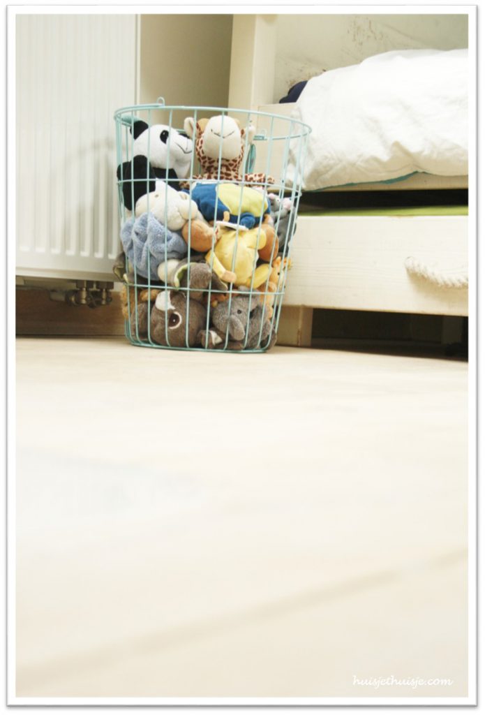 boysroom-wired basket-teddy-bears