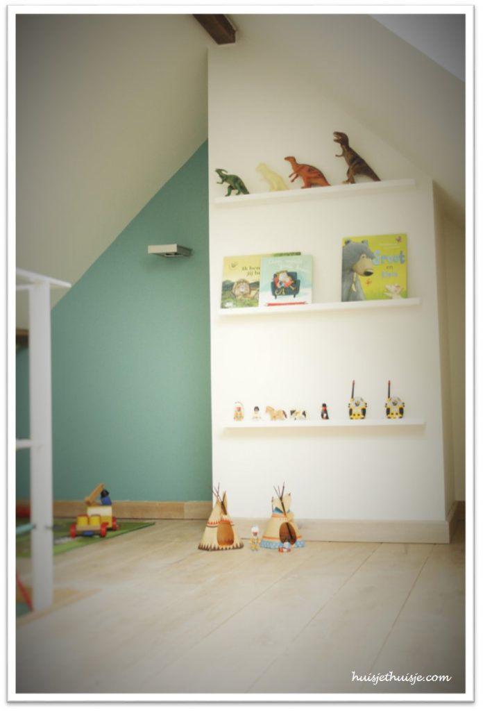 loft-boysroom-floating-shelves-toys-books-play-noo