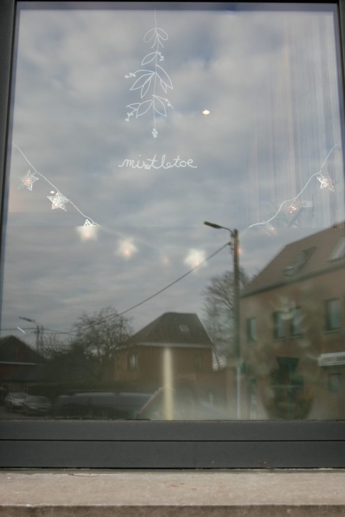 huisjethuisje-christmas-window-art-mistletoe