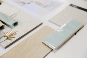 Moodboard met stalen behang, blauwe tegel, hout