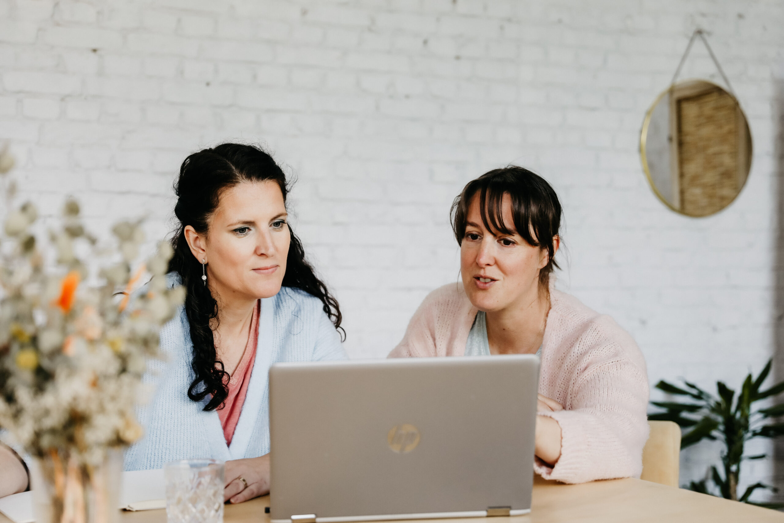 Samen met klant op zoek naar inspiratie op internet