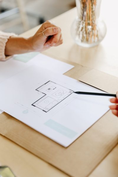 Interieurstyliste Katrien toont plattegrond aan klant