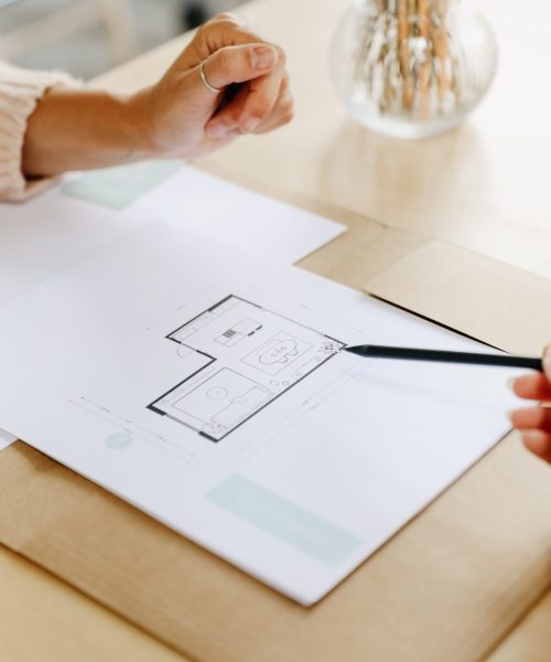 Interieurstyliste Katrien toont plattegrond aan klant