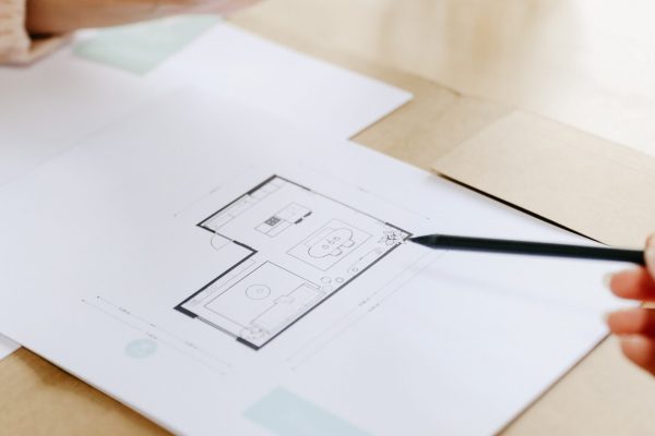 Interieurstyliste Katrien toont plattegrond aan klant