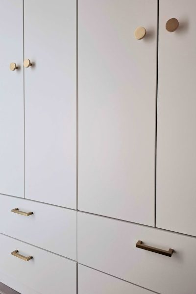Inkomhal inrichten: maatkast, Ikea Platsa + gouden handgrepen Brico