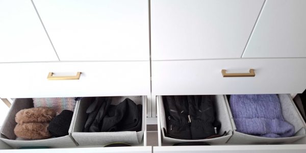 Inkomhal inrichten: maatkast, Ikea Platsa, lades voor mutsen, wanten, sjaals